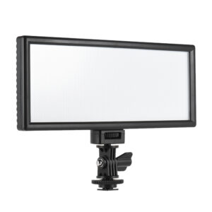 1535112835_331 Viltrox L132T LED-valo on suorakulmainen paneeli, jossa on musta kehys ja säädettävä kiinnitysteline, ihanteellinen valokuvaukseen tai videokuvaukseen, kuvassa eristettynä valkoisella pohjalla.