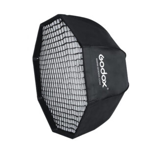 1535118714_844 The Godox SB-GUE80 Umbrella Softbox Bowens 80cm with Grid is pictured in black with the brand name and website on the side. This octagonal softbox is used in photography to diffuse and direct light.