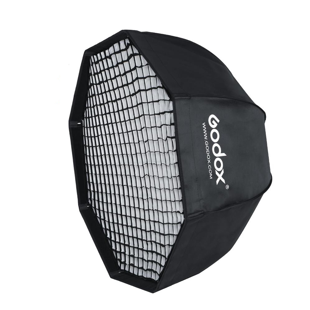 1535118721_272 Godox SB-GUE95 Umbrella Softbox Bowens 95cm with Grid on musta, kahdeksankulmainen softbox studiokuvaukseen; Godoxin logo näkyy sivupaneelissa.