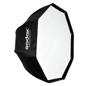 1535118727_331 The black, octagonal Godox SB-GUE120 Umbrella Softbox Bowens 120cm with Grid has a white diffusion panel for photographic lighting; the Godox logo and website are displayed on the side.