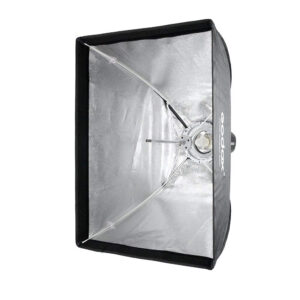 1535119121_102 Godox Umbrella Softbox Bowens 80x120 with Grid -valaisimessa on heijastava hopeinen sisäpuoli ja musta ulkopuoli, joka hajottaa valoa studiokuvaukseen; kuvassa edestä.