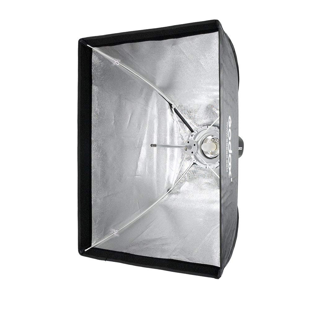 1535119121_102 Godox Umbrella Softbox Bowens 80x120 with Grid -valaisimessa on heijastava hopeinen sisäpuoli ja musta ulkopuoli, joka hajottaa valoa studiokuvaukseen; kuvassa edestä.