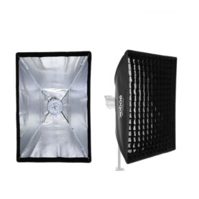 1535119121_606 Kaksi Godox Umbrella Softbox Bowens 80x120 with Grid -yksikköä näytetään: toinen paljastaa hopeanvärisen heijastavan sisätilan, kun taas toisessa näkyy musta ruudukon etuosa ja Godox-brändi - molemmat on asennettu valotelineisiin.