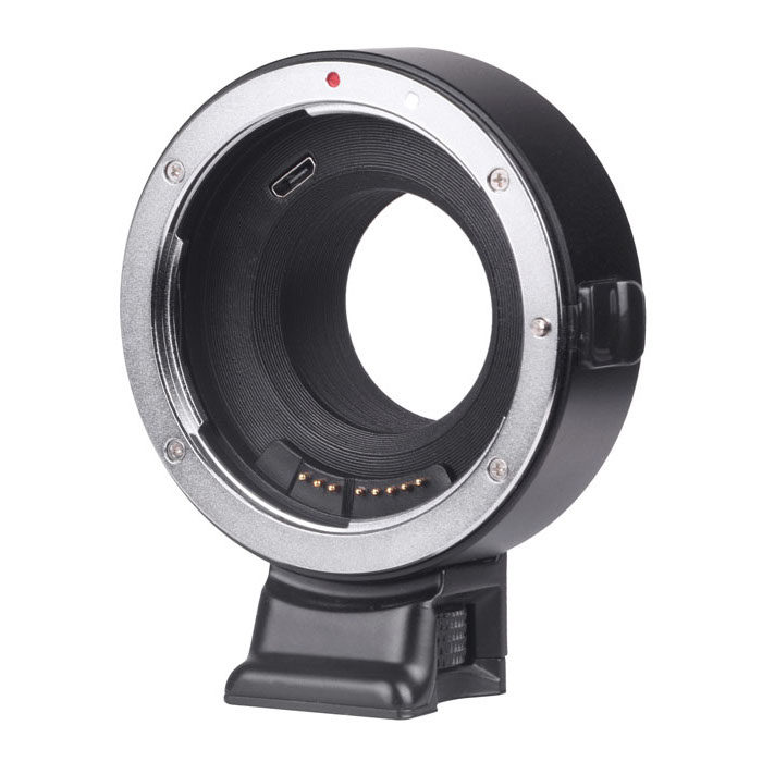 1537782971_709 Lähikuvassa Viltrox EF-FX1 Autofocus Adapterista näkyy sen metallirengas, elektroniset koskettimet, punainen kohdistusmerkki ja jalustakiinnike jalustan pohjassa valkoista taustaa vasten.