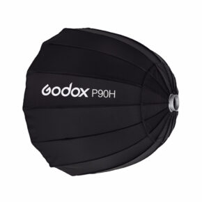 Musta, kupolimainen Godox Parabolic Softbox Bowens Mount P90H, jossa on näkyvät kylkiluut ja hopeinen kiinnitysrengas ja jonka kyljessä on tuotemerkki ja mallinimi.