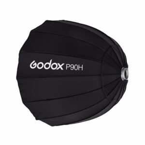 1544628015_057 Musta, kupolimainen Godox Parabolic Softbox Bowens Mount P90H, jossa on näkyvät kylkiluut ja hopeinen kiinnitysrengas ja jonka kyljessä on tuotemerkki ja mallinimi.