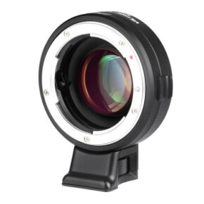 1545210921_896 Lähikuva Viltrox Nikon F - E MF Lens Mount Adapter 2 stop -objektiivisovittimesta, jossa on musta runko, metallinen kiinnitys, lasielementti heijastuksineen ja jalustan jalusta, kaikki valkoista taustaa vasten.