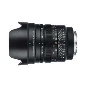 Musta Viltrox MF 20mm f/1.8 PFU RBMH -objektiivi Sony E -objektiiville, johon on kiinnitetty huppu ja jossa on valkoiset ja oranssit tarkennus- ja aukkomerkinnät.