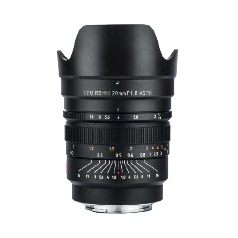 Viltrox MF 20mm f/1.8 PFU RBMH -objektiivi Sony E:lle on musta objektiivi, jossa on terälehden muotoinen huppu, näkyvät tarkennus- ja aukkomerkinnät sekä etäisyysasteikon osoittimet tynnyrissä.