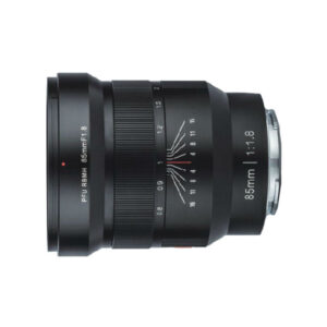 1545211559_837 Viltrox MF 85mm f/1.8 PFU RBMH -objektiivi Sonylle näkyy mustana manuaalitarkennuksella ja valkoisilla ja punaisilla aukkomerkinnöillä valkoista taustaa vasten.