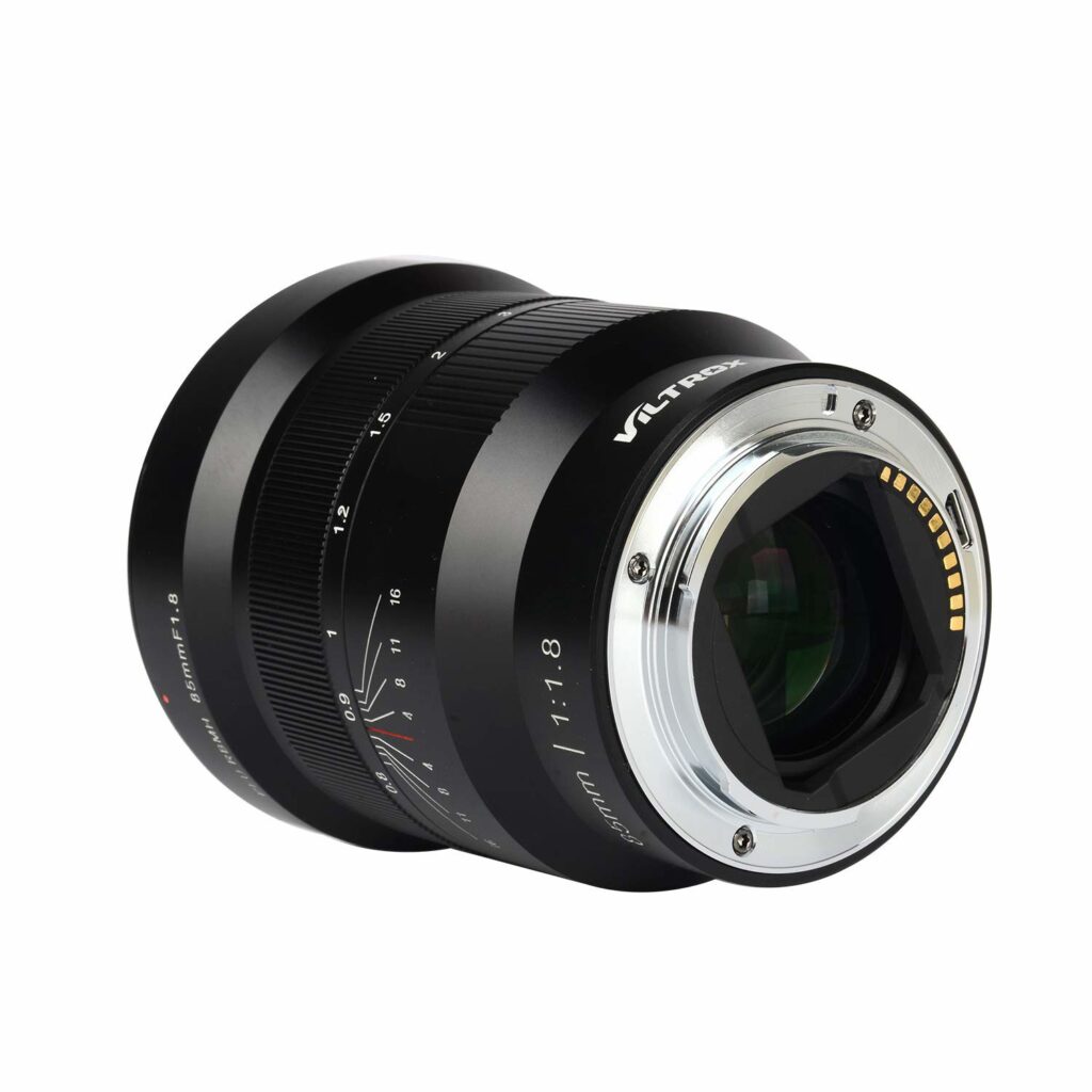 1545211560_685 Viltrox MF 85mm f/1.8 PFU RBMH -objektiivi Sonylle on esitetty mustana hopeisella kiinnikkeellä ja elektronisilla koskettimilla valkoisella taustalla, ja objektiivin merkinnät ja aukon numerot ovat näkyvissä tynnyrissä.