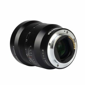 1545211560_685 Viltrox MF 85mm f/1.8 PFU RBMH -objektiivi Sonylle on esitetty mustana hopeisella kiinnikkeellä ja elektronisilla koskettimilla valkoisella taustalla, ja objektiivin merkinnät ja aukon numerot ovat näkyvissä tynnyrissä.