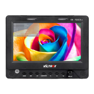 Viltrox DC 70 EX 7" HD-monitori SDI:llä, joka on musta ja jossa on erilaisia painikkeita ja portteja näytön alla, näyttää elinvoimaisen, monivärisen ruusun.