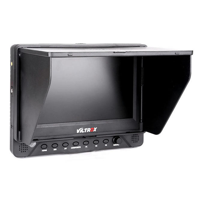 SDI:llä varustetussa Viltrox DC 70 EX 7" HD-monitorissa on aurinkosuoja, alareunan etupuolen ohjauspainikkeet ja vasemmanpuoleiset portit, jotka ovat ihanteellisia kameran videon toistoon ja tarkasteluun.
