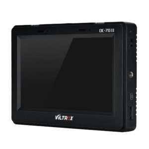 1547044468_310 Mustaa Viltrox DC 70II 7" HDMI-monitoria, jossa on laajakuvanäyttö, näytetään kulmasta, joka korostaa sen sivuportteja ja etunäyttöä.