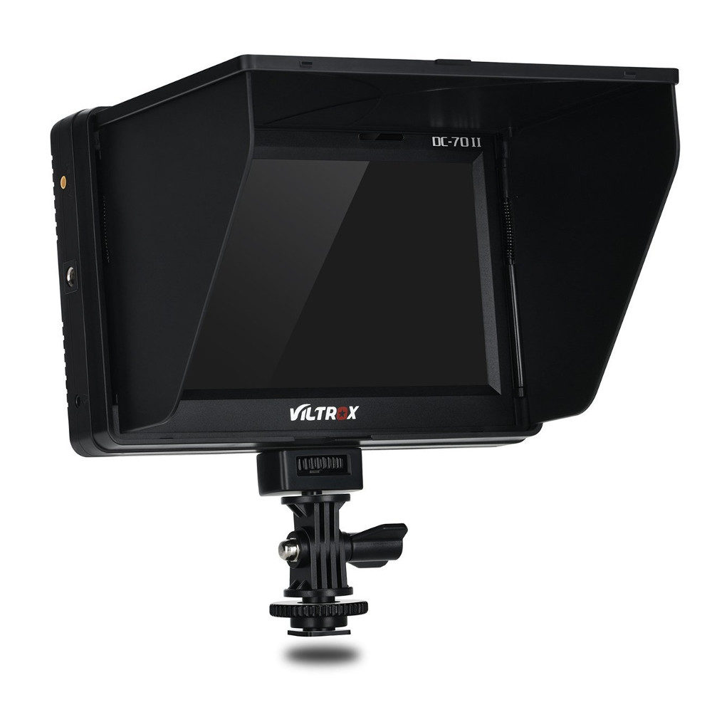 1547044470_354 Viltrox DC 70II 7" HDMI-monitori, johon on kiinnitetty aurinkohuppu ja joka on asennettu kameran hot shoe -sovittimeen, näkyy valkoista taustaa vasten.