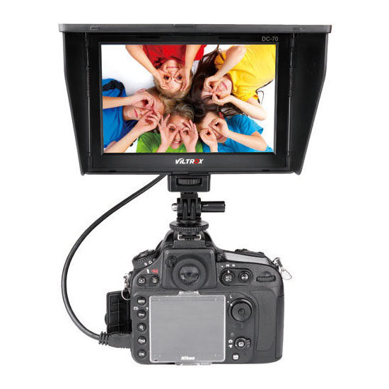 1547044473_669 Viltrox DC 70II 7" HDMI-monitori näyttää kuusi ihmistä, jotka makaavat ympyrässä, katsovat ylöspäin ja tekevät leikkisiä kädenliikkeitä silmiensä ympärillä.