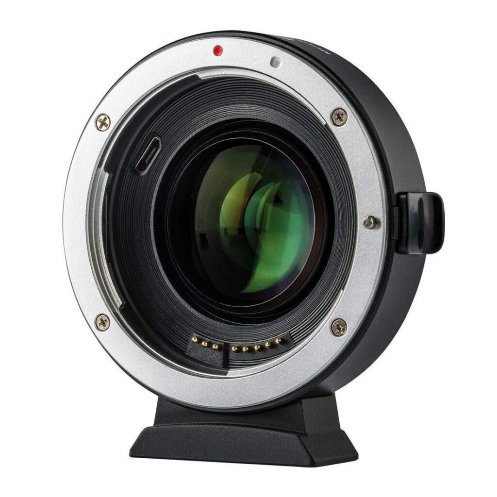 1547044524_821 Lähikuva Viltrox EF-FX2 Autofocus Adapter 0,71x -objektiivista pystyssä, jossa näkyy sen metallinen kiinnitysrengas, elektroniset koskettimet ja vihreä sävytetty lasielementti.