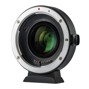 1547044524_821 Lähikuva Viltrox EF-FX2 Autofocus Adapter 0,71x -objektiivista pystyssä, jossa näkyy sen metallinen kiinnitysrengas, elektroniset koskettimet ja vihreä sävytetty lasielementti.