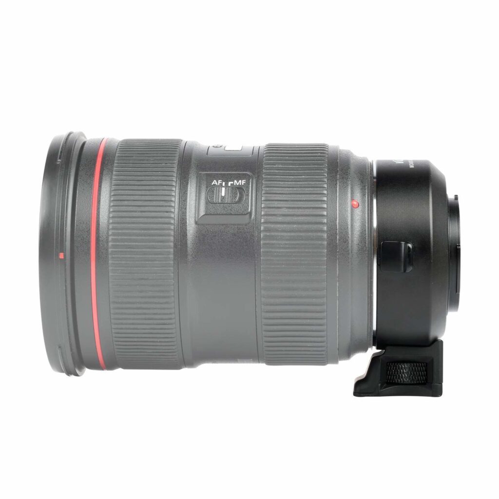 1547044528_870 Viltrox EF-FX2 Autofocus Adapter 0.71x näkyy sivukuvassa, ja siinä on musta muotoilu, jossa on punainen rengas lähellä etuosaa, kuvioitu kahva, tarkennus- ja zoomausrenkaat, AF/MF-kytkin ja kiinnitetty jalustakiinnityskaulus.