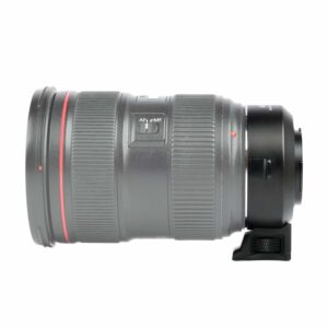 1547044528_870 Viltrox EF-FX2 Autofocus Adapter 0.71x näkyy sivukuvassa, ja siinä on musta muotoilu, jossa on punainen rengas lähellä etuosaa, kuvioitu kahva, tarkennus- ja zoomausrenkaat, AF/MF-kytkin ja kiinnitetty jalustakiinnityskaulus.