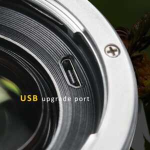 1547044529_292 Lähikuva Viltrox EF-FX2 Autofocus Adapter 0,71x -objektiivin kiinnikkeestä, jossa korostuu keltaisella ja valkoisella merkitty USB-päivitysportti, jossa on näkyviä metalli- ja lasiosien yksityiskohtia.