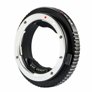 1547044581_872 Lähikuva Viltrox EF-GFX II Autofocus Adapterista, mustasta ja hopeisesta kameran objektiivisovitinrenkaasta, jossa on elektroniset koskettimet ja punainen kohdistuspiste, eristettynä valkoisella taustalla.