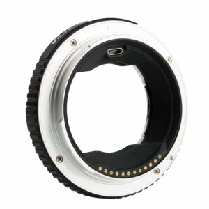 1547044583_434 Viltrox EF - GFX II Autofocus Adapterin lähikuvassa sen metallisesta ja mustasta renkaasta paljastuvat elektroniset koskettimet ja USB-portti, jotka mahdollistavat automaattitarkennuksen yhteensopivuuden EF-mount-objektiivien ja Fujifilm GFX -kamerarunkojen välillä.