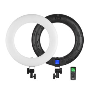 1547045068_614 Kuvassa on kaksi Viltrox VL 600T Ring LED -valaisinta - toinen näyttää etupuolen valkoisella diffuusorilla, toinen paljastaa takapuolen, jossa on digitaalinen näyttö ja ohjauspainikkeet. Niiden vieressä on kaukosäädin.
