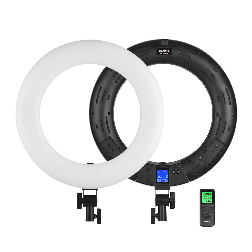 1547045068_614 Kuvassa on kaksi Viltrox VL 600T Ring LED -valaisinta - toinen näyttää etupuolen valkoisella diffuusorilla, toinen paljastaa takapuolen, jossa on digitaalinen näyttö ja ohjauspainikkeet. Niiden vieressä on kaukosäädin.