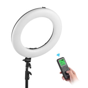 1547045069_528 Viltrox VL 600T Ring LED Light -rengasvalo on valkoinen pyöreä LED-rengasvalo jalustalla, ja siinä näkyy käsi, jossa on langaton kaukosäädin, joka näyttää asetukset vihreällä näytöllä.
