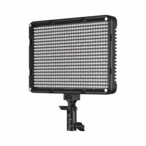 1547045160_751 Viltrox VL D640T LED-valo on suorakulmainen paneeli, jossa on useita rivejä pieniä LED-valoja, jotka on sijoitettu säädettävään mustaan jalustaan valkoista taustaa vasten.