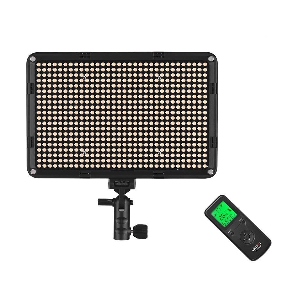 1547045163_894 Viltrox VL D640T LED-valaisin on suorakulmainen paneeli, jossa on useita pieniä lamppuja, joka on asennettu säädettävään jalustaan ja jossa on musta kaukosäädin, jossa on vihreä digitaalinen näyttö ja useita painikkeita.