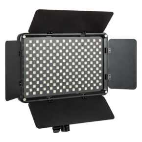 1547045214_478 Viltrox VL S192T LED-valaisin on suorakulmainen studiopaneeli, jossa on neljä säädettävää mustaa lato-ovea valon tarkkaa säätöä varten ja jonka pinnalla on pienten LED-lamppujen verkko.