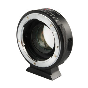 1551174343_486 Viltrox Nikon F - M43X Lens Mount Adapter 0.71x -objektiivin lähikuvassa näkyy sen numeeriset merkinnät, keskeinen lasielementti ja tukeva musta jalusta.
