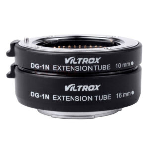 1560869727_631 Kaksi Viltrox DG 1N automaattista jatkoputkea Nikon 1:lle (10mm ja 16mm) on pinottu yhteen valkoista taustaa vasten.