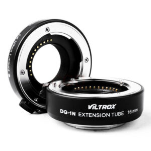 1560869730_232 Kaksi Viltrox DG 1N (10mm/16mm) automaattista jatkoputkea Nikon 1:lle, yksi pysty ja yksi litteä, elektroniset koskettimet ja "16mm" merkintä näkyvissä.