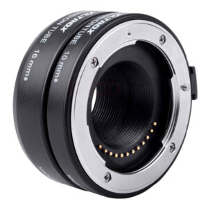 1560869732_930 Lähikuvassa näkyy kaksi Viltrox DG 1N (10mm/16mm) automaattista jatkoputkea Nikon 1 -kameroille, ja elektroniset koskettimet näkyvät sisärenkaassa valkoista taustaa vasten.