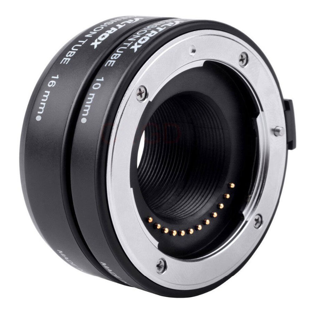 1560869732_930 Lähikuvassa näkyy kaksi Viltrox DG 1N (10mm/16mm) automaattista jatkoputkea Nikon 1 -kameroille, ja elektroniset koskettimet näkyvät sisärenkaassa valkoista taustaa vasten.