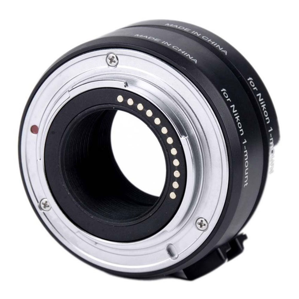 1560869735_480 Lähikuva Viltrox DG 1N (10mm/16mm) automaattisesta jatkoputkesta Nikon 1:lle, jossa näkyy sen metallinen kiinnitys, "Made in China" -merkintä ja elektroniset kontaktit sisärenkaan ympärillä.