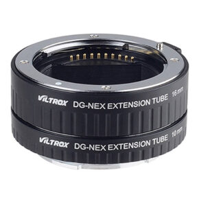 Kaksi mustaa Viltrox DG NEX Automatic Extension Tube -jatkoputkea (10mm ja 16mm) Sony NEX -kameroille, jotka on pinottu yhteen, lisäävät objektiivin ja sensorin välistä etäisyyttä makrokuvauksessa.