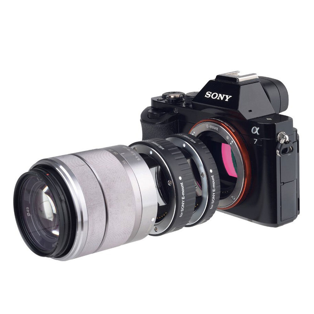 1560870011_682 Sony Alpha 7 -kameran räjäytetty näkymä, jossa näkyy irrotettu objektiivi, Viltrox DG NEX (10mm/16mm) automaattinen jatkoputki FF Sony NEX ja objektiivin kiinnitys, kaikki kohdistettuna kameran rungon eteen valkoista taustaa vasten.