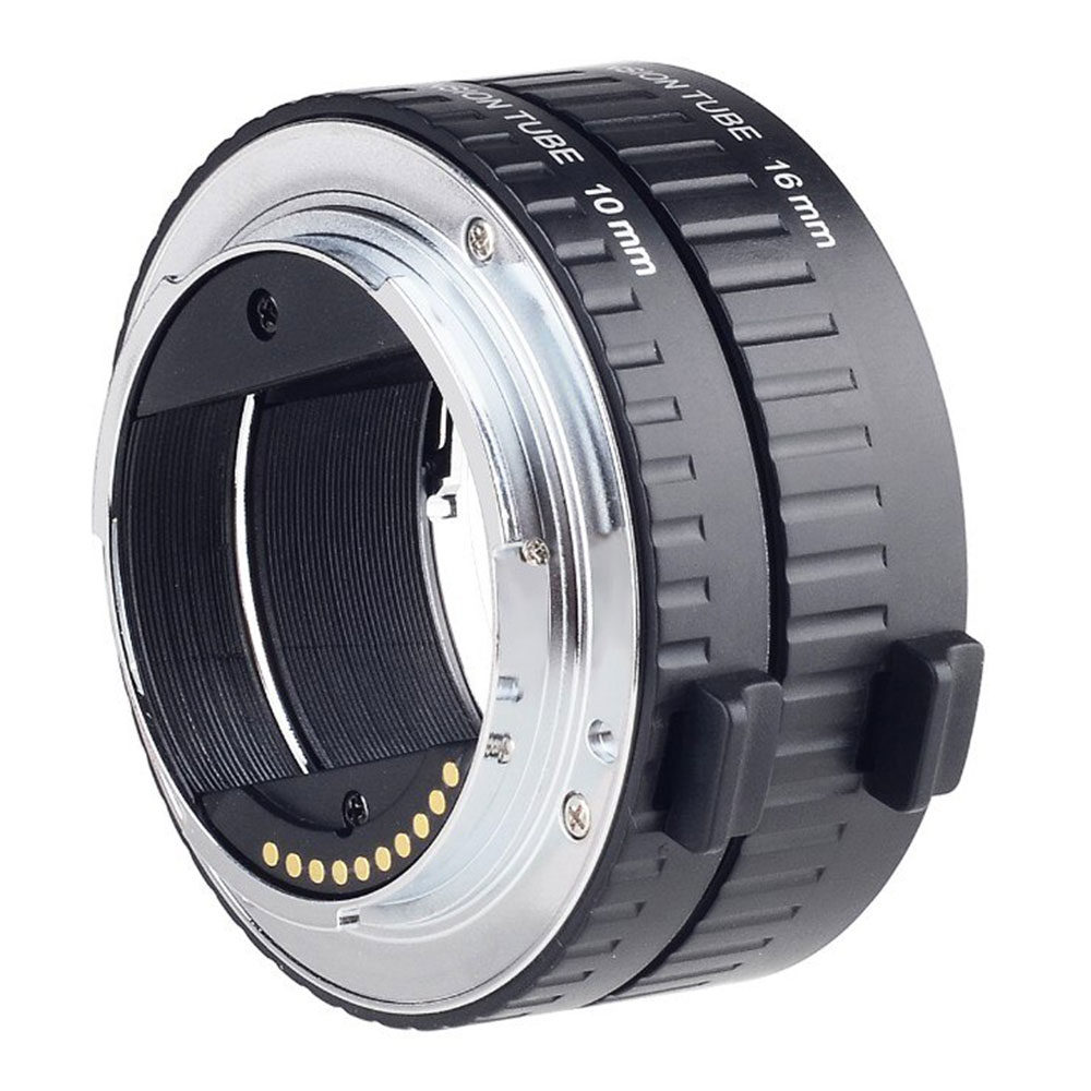 1560870013_139 Lähikuvassa Viltrox DG NEX (10mm/16mm) Automatic Extension Tube FF for Sony NEX -objektiivista näkyy kaksi mustaa putkea, joissa on metalliset kiinnikkeet ja elektroniset liittimet ja jotka on suunniteltu makrokuvaukseen.