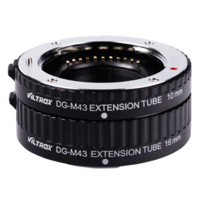 1560926201_417 Kaksi mustaa Viltrox DG M43 (10mm/16mm) automaattista jatkoputkea MFT-kameroille kuvassa päällekkäin pinottuna, joissa on metalliset kiinnitysrenkaat ja elektroniset koskettimet.