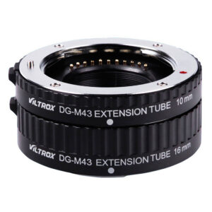 1560926201_417 Kaksi mustaa Viltrox DG M43 (10mm/16mm) automaattista jatkoputkea MFT-kameroille kuvassa päällekkäin pinottuna, joissa on metalliset kiinnitysrenkaat ja elektroniset koskettimet.