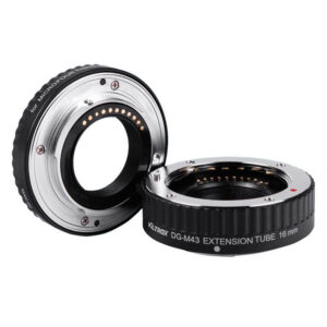 1560926203_879 Kaksi automaattista Viltrox DG M43 (10mm/16mm) -jatkoputkea Micro Four Thirds -objektiiville: toinen on pystyssä ja näyttää elektroniset kontaktit, toinen on tasainen ja näyttää tuoteselosteen.