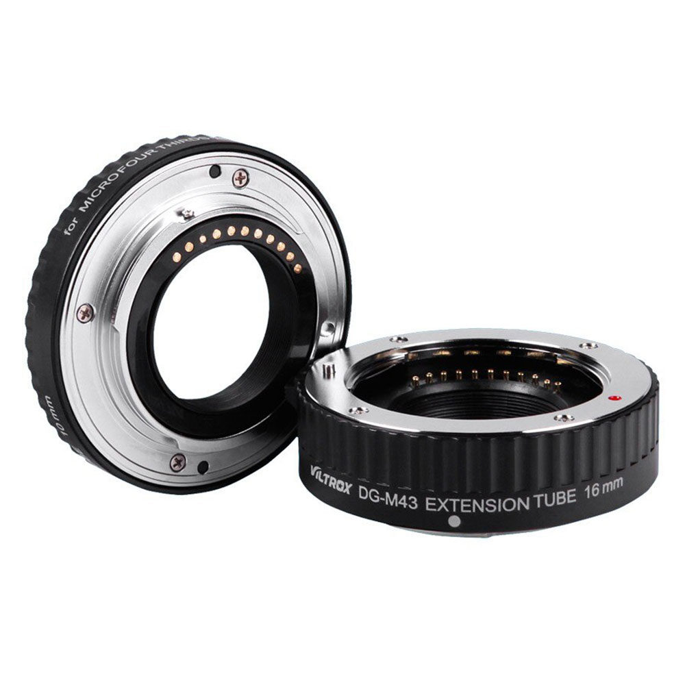1560926203_879 Kaksi automaattista Viltrox DG M43 (10mm/16mm) -jatkoputkea Micro Four Thirds -objektiiville: toinen on pystyssä ja näyttää elektroniset kontaktit, toinen on tasainen ja näyttää tuoteselosteen.