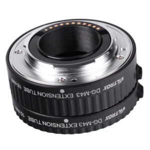 1560926204_605 Lähikuva Viltrox DG M43 (10mm/16mm) Automatic Extension Tube MFT -sarjasta, jossa näkyy kaksi mustaa sylinterimäistä putkea, joissa on merkinnät 10mm ja 16mm ja jotka on pinottu yhteen metallisilla kiinnikkeillä ja näkyvillä elektronisilla kontakteilla.