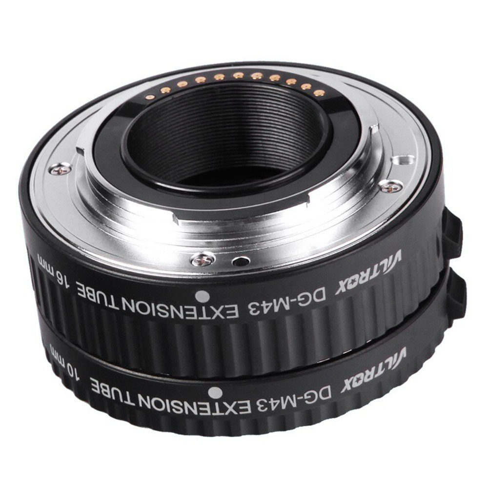 1560926204_605 Lähikuva Viltrox DG M43 (10mm/16mm) Automatic Extension Tube MFT -sarjasta, jossa näkyy kaksi mustaa sylinterimäistä putkea, joissa on merkinnät 10mm ja 16mm ja jotka on pinottu yhteen metallisilla kiinnikkeillä ja näkyvillä elektronisilla kontakteilla.