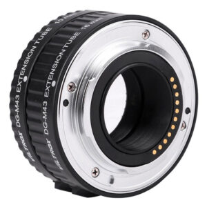 1560926206_707 Lähikuva Viltrox DG M43 (10mm/16mm) automaattisesta jatkoputkesta MFT Micro Four Thirds -kameroille, jossa korostuvat sen metallinen kiinnitys, elektroniset kontaktit ja kaiverretut mallitiedot.